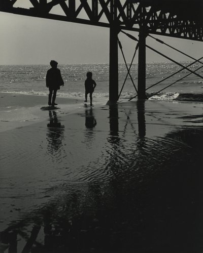 Twee kinderen spelen op het strand door Godfrey Macdominic