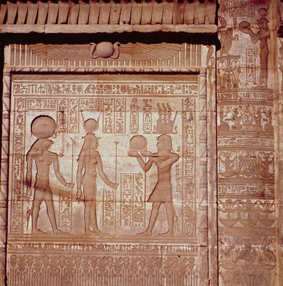 Reliëf met een farao die een offer brengt aan Hathor en Horus, uit het Romeinse Geboortehuis, of Mammisi, in Dendera, ca. 125 v.Chr.-60 n.Chr. door Greco Roman