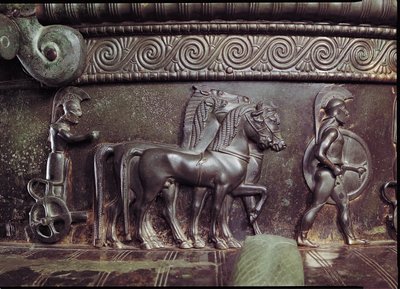 Een quadriga en een hopliet, detail van de fries door Greek