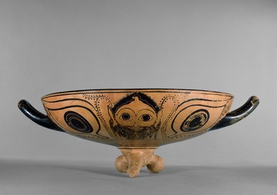 Attische zwartfigurige beker versierd met een Gorgonenhoofd tondo omringd door zes liggende mannen die een symposium bijwonen, in de stijl van de Andocides-schilder, ca. 500 v.Chr. (keramiek) door Greek