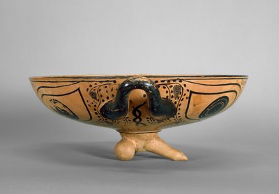 Attische zwartfigurige beker versierd met een Gorgonenhoofd tondo omringd door zes liggende mannen die een symposium bijwonen, in de stijl van de Andocides-schilder, ca. 500 v.Chr. door Greek