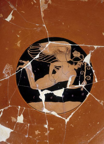 Attische beker met rode figuren (detail) gesigneerd door de pottenbakker Kachrylion, die een Griekse held voorstelt als een knappe jonge man met vleugels (misschien Eros), 510 v.Chr. Griekse keramiek gerestaureerd. Museo archeologico Firenze. Archeologisch door Greek