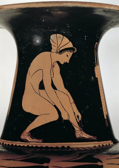 Hurkende vrouw die haar sandaal vastmaakt, detail door Greek