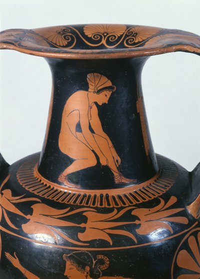 Hurkende vrouw die haar sandaal vastmaakt, detail van de hals van een Attische roodfigurige amphora, gemaakt door Pamphaios en geschilderd door Oltos, c.510-500 v.Chr. door Greek