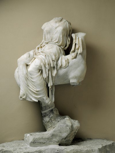 Vrouwelijk standbeeld als votiefoffer uit Sorrento door Greek