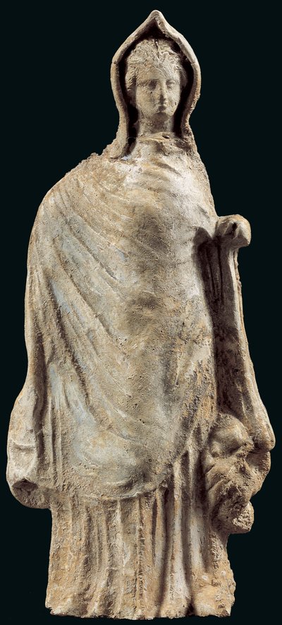 Beeldje van een vrouw met een chiton en een himation die haar hoofd bedekt, mogelijk van Myrina, Klein-Azië, 250-200 v.Chr. door Greek