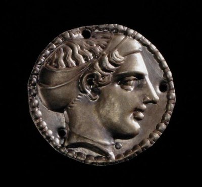 Gouden applique vrouwelijke hoofd met een sakos, uit Kerch, 5e eeuw door Greek