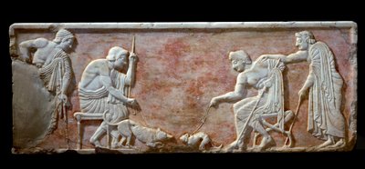 Griekse kunst: basis van een kouros die twee jongeren toont die een hond en een kat aanmoedigen door Greek