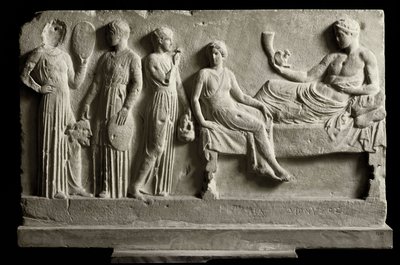 Griekse kunst: laag votief marmeren reliëf gewijd aan Dionysos Bacchus door komieken door Greek