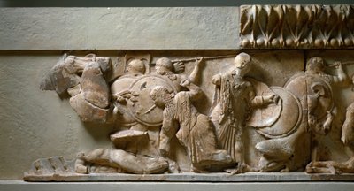 Grieks, Ionisch kunst: noordelijke fries van de schatkamer van Siphnos: scène van gigantomachie, Apollo en Artemis vechten tegen een reus. 525 v.Chr. Delphi, archeologisch museum door Greek