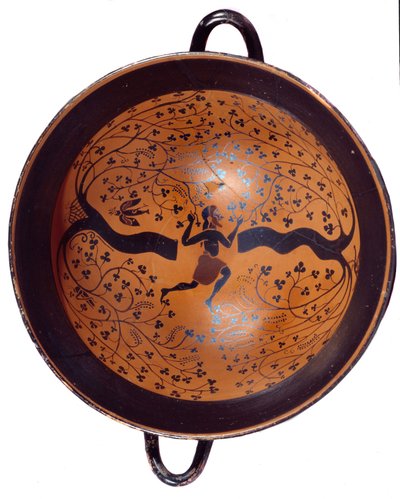 Griekse kunst: Ionische beker in keramiek met zwarte figuren bekend als beker met de vogel. Een man jaagt op zwaluwen. 550 v.Chr. door Greek