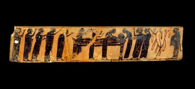 Griekse kunst: fragment van een vaas met zwarte figuren in keramiek die een begrafenisceremonie voorstellen: voorstelling van het lichaam van de overledene en van de rouwklachten rond het doodsbed, 6e eeuw v.Chr. Parijs, Musee du Louvre door Greek