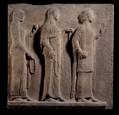 Griekse kunst: plaquette van de passage van de Theores: gezicht dat de gratiën voorstelt. Laag marmeren reliëf van het eiland Thasos in Griekenland. 480 v.Chr. Parijs, Louvre Museum door Greek