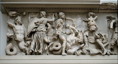 Griekse kunst: voorstelling van Hecate en Artemis. Fries van het altaar van Zeus in Pergamon, laag reliëf van Eumene II door Greek