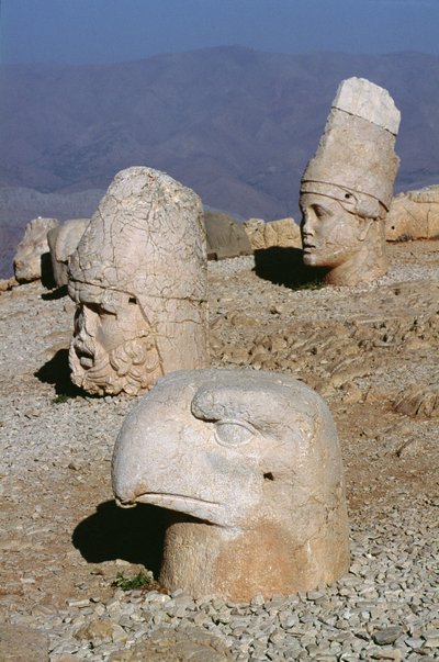 Hoofd van Zeus-Oromandes, een godin en een adelaar door Greek