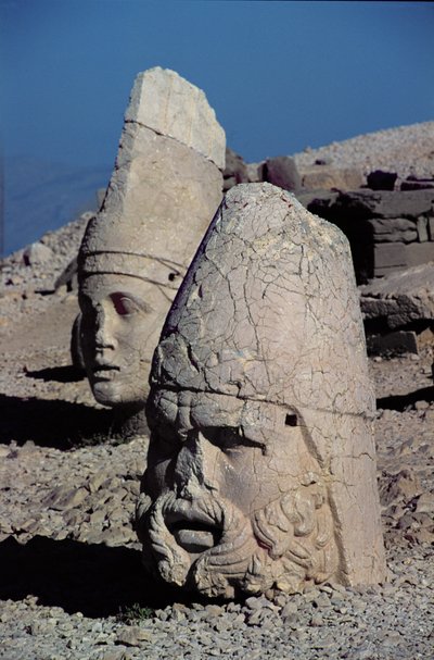Hoofd van Zeus-Oromandes en een godin door Greek