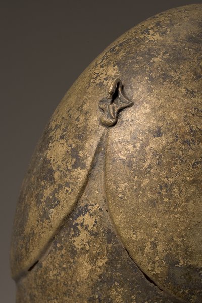 Helm met fallische appliqué, Chalcidisch, 5e-4e eeuw v.Chr. (detail) door Greek