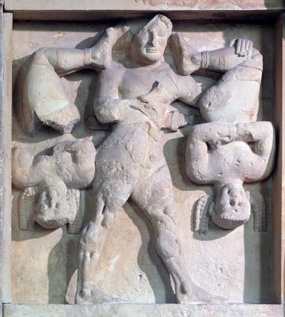 Magna Graecia: metope met Heracles met de Cercopes, stenen reliëf, 575-550 v.Chr. door Greek