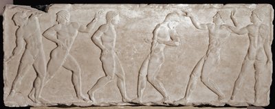 Marmeren reliëf van een grafkouros die zes atleten voorstelt door Greek
