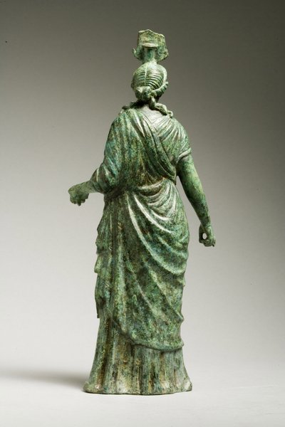 Achteraanzicht van een standbeeld van Isis Fortuna, Hellenistisch, 1e eeuw v.Chr.-1e eeuw n.Chr. door Greek