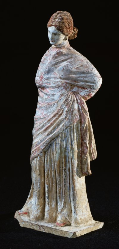 Beeldje van een vrouw met gedrapeerde kleding, van Tanagra, Boeotië door Greek
