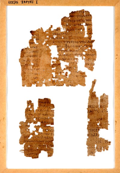 Drie fragmenten van niet-verwante papyrus gemonteerd in een lijst door Greek