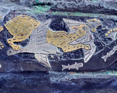 Gegraveerde dolk in goud, zilver, brons en niëllo, uit Graf IV van de Cirkel van Mycene, Griekenland, Detail: katachtige die vogels achtervolgt, Goudsmidkunst, Myceense beschaving door Greek School