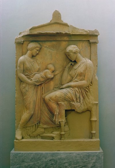 Grafstèle die een dienstmeid toont die een baby aan een zittende vrouw geeft door Greek School