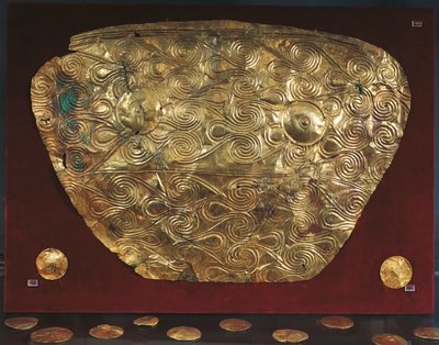 Gouden schild uit graf V in Mycene door Greek School