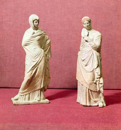 Twee standbeelden van staande vrouwen, uit Tanagra, ca. 350 v.Chr. door Greek School