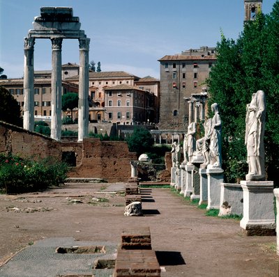 Romeins Forum: standbeelden van vestalen. Huis van de vestalen (Casa delle Vestali of Atrium Vestae). Links de Griekse tempel van Dioscuren (of tempel van Castor en Pollux) (5e eeuw v.Chr.). Rome door Greek or Roman