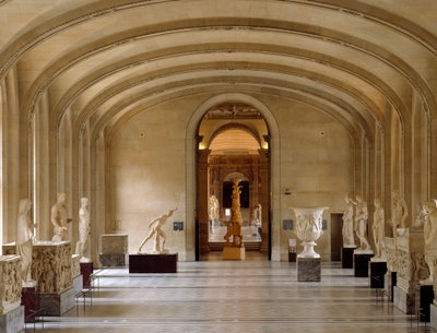 Uitzicht op de Daru-kamer van het Louvre Museum: stukken Griekse en Romeinse oudheid uit de Borghese-collectie. Parijs door Greek or Roman
