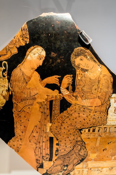 Elektra en een dienstmeisje bij het graf van Agamemnon (Keramiek met gele en witte accenten) door Greek School