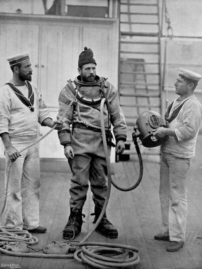 Een duiker van het slagschip HMS Camperdown in zijn duikerspak, 1896 door Gregory and Co