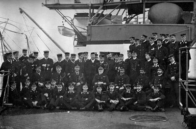 Admiraal Lord Walter Kerr en zijn officieren op het achterdek van zijn vlaggenschip, HMS Majestic, 1896 door Gregory and Co