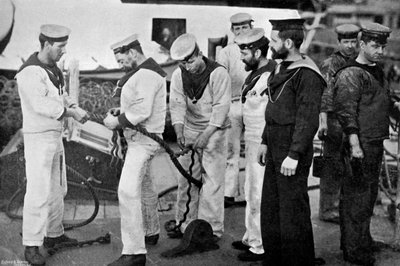 Blauwe jassen aan het werk met het splitsen van een touw aan boord van het slagschip HMS Majestic, 1896 door Gregory and Co
