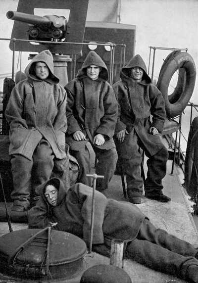 Matrozen van de torpedobootjager HMS Sturgeon, 1896 door Gregory and Co