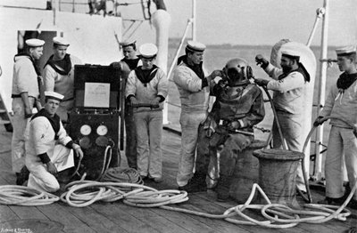 Duiker en zijn uitrusting aan boord van HMS Blake, 1896 door Gregory and Co