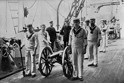Oefening met een licht kanon aan boord van HMS Camperdown, 1895 door Gregory and Co