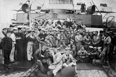 Machinekamer bemanning aan boord van HMS Majestic, 1896 door Gregory and Co