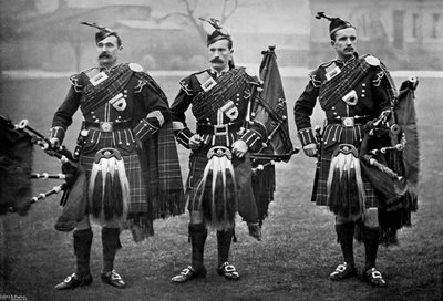 Pijpers van de 1e Scots Guards door Gregory and Co