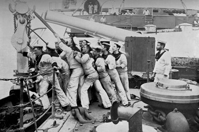 Het anker hijsen op het voordek van het slagschip HMS Majestic door Gregory and Co