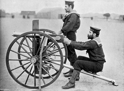 Royal Navy Maxim geweeroefening op Whale Island, Portsmouth, Hampshire, 1896 door Gregory and Co