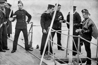 De postbode van het schip komt aan boord, 1896 door Gregory and Co