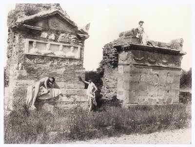 Jongens tussen graven (foto) door Guglielmo (1852 1930) Plüschow