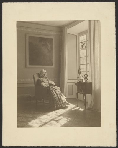 [Interieur met zittende vrouw in kostuum]. door Guido Rey
