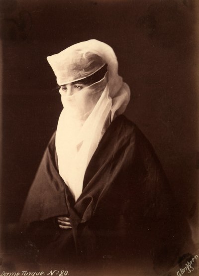 Turkse vrouw met haar gezicht bedekt door een chador door Guillaume Berggren