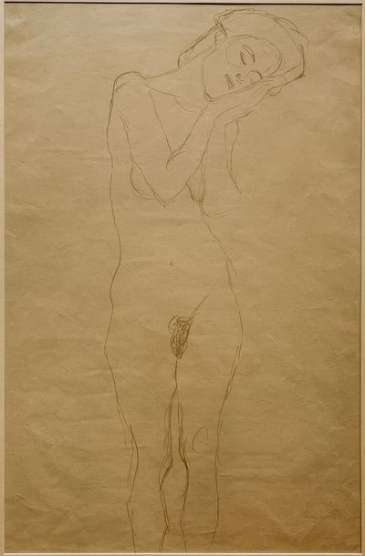 Meisjesnaakt van voren, handen tegen de wang door Gustav Klimt
