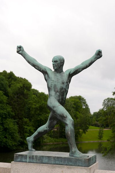 Vrolijke man sculptuur in Frogner Park, Oslo, Noorwegen door Gustav Vigeland