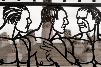 Smeedijzeren poorten van naakte mannen sculptuur in Frogner Park, Oslo, Noorwegen (ijzer) door Gustav Vigeland